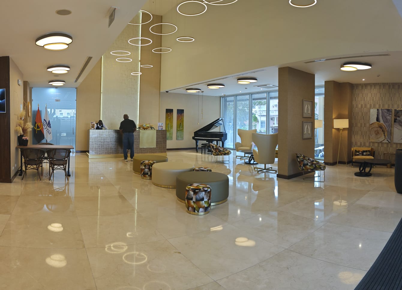 Lobby and reception at Skyna Hotel Luanda