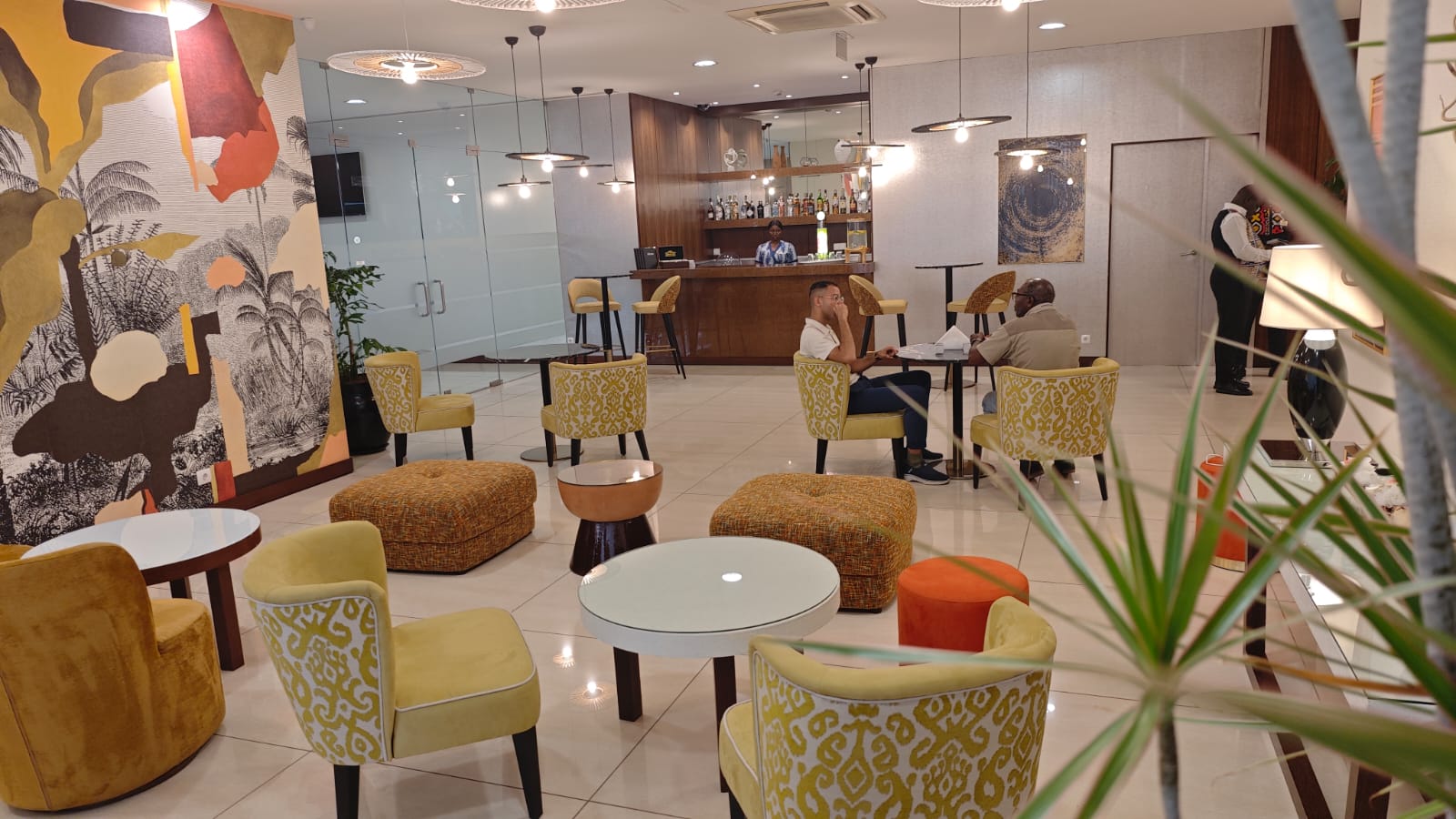 Bar and lounge seating at Skyna Hotel Luanda